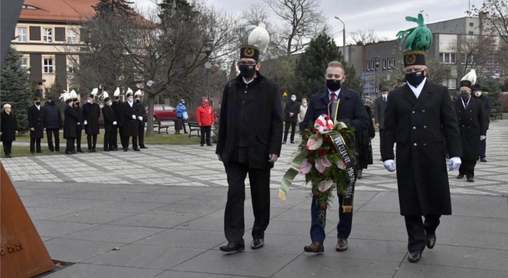 Prezydent Knurowa, Przewodniczący Rady Miasta oraz radny Sejmiku Wojewódzkiego składają kwiaty pod pomnikiem św. Barbary