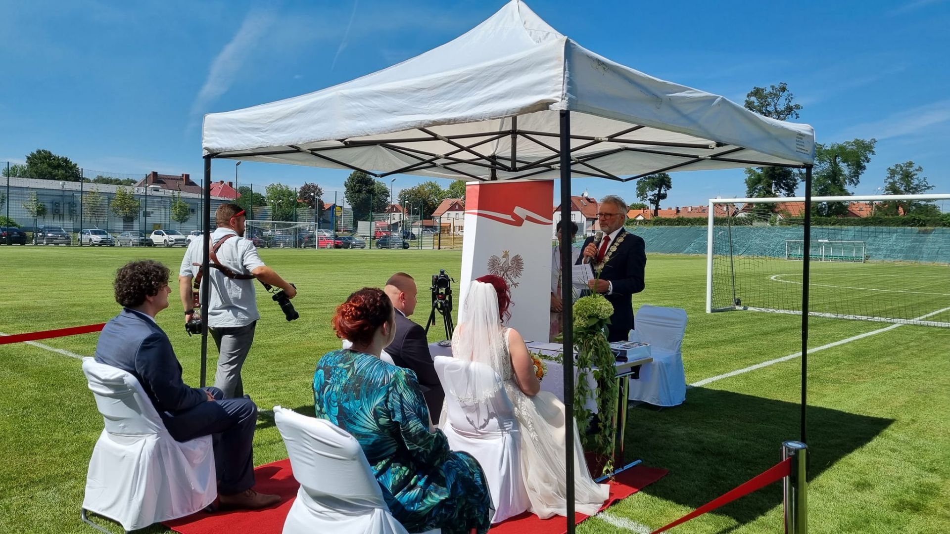 Zdjęcie ze ślubu plenerowego na stadionie miejskim w Knurowie