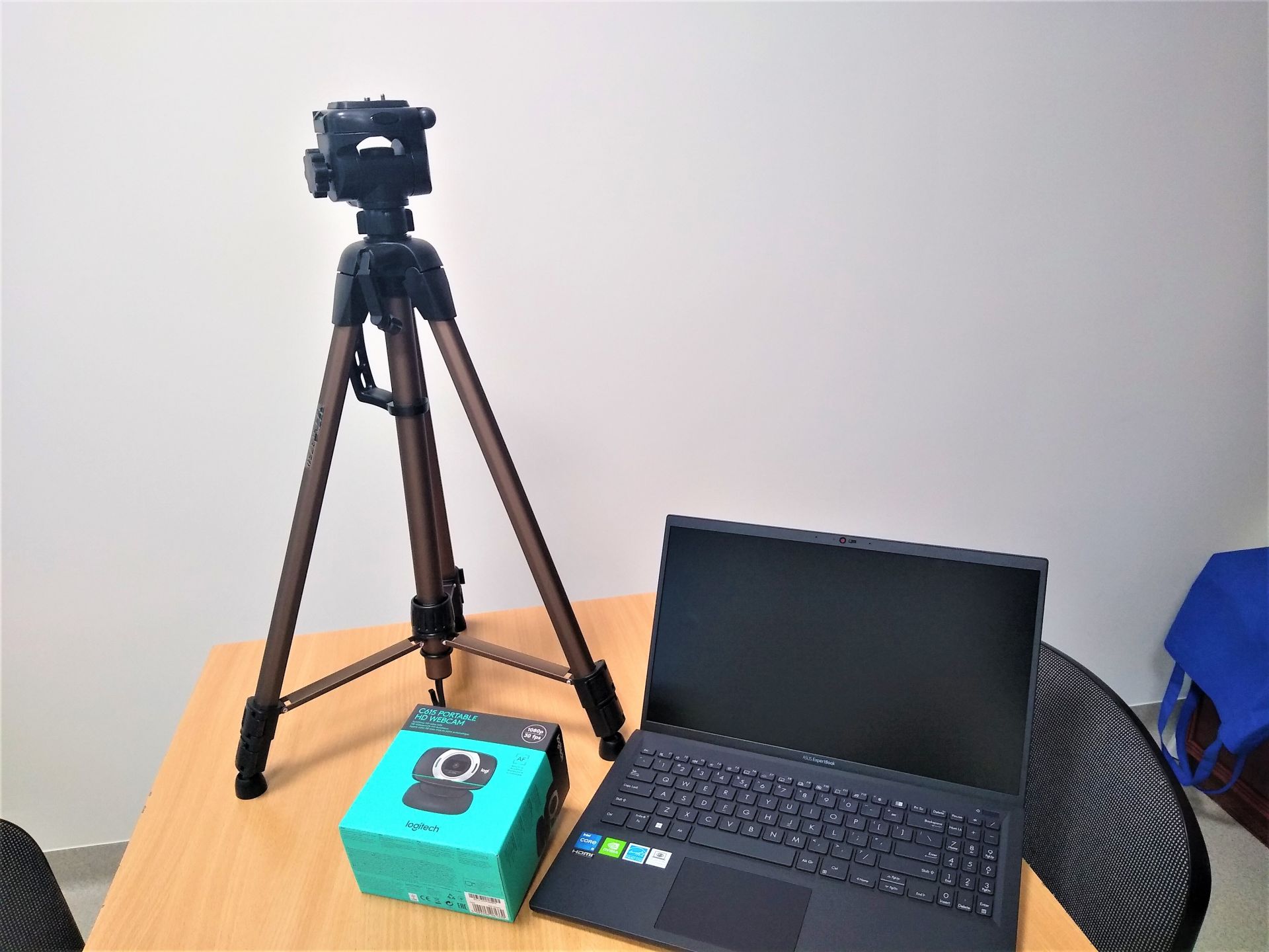 Laptop wraz z kamerą służyć będą do pracy z monitorem interaktynym