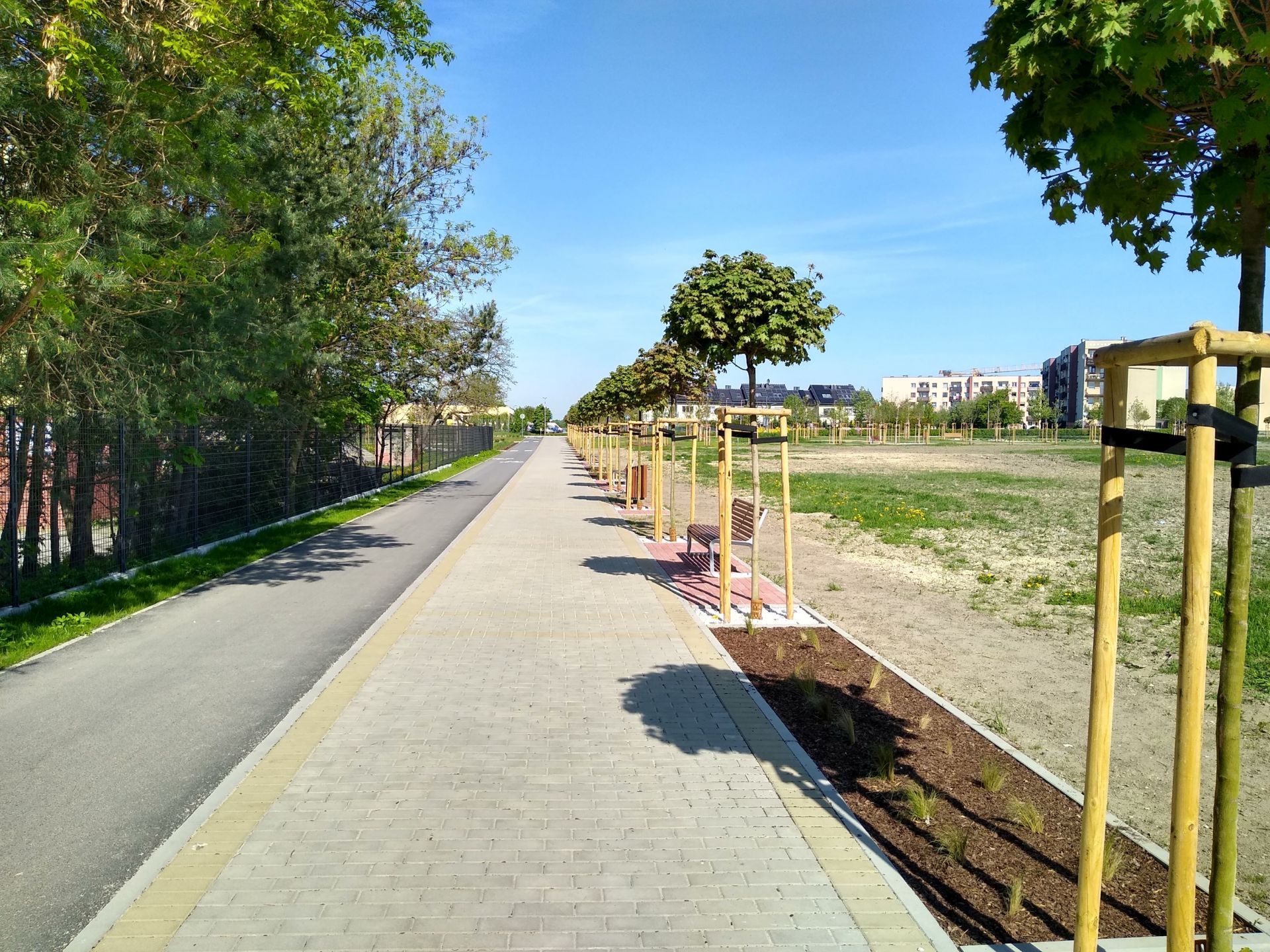 zdjęcie przedstawia nowy ciąg pieszo-rowerowy