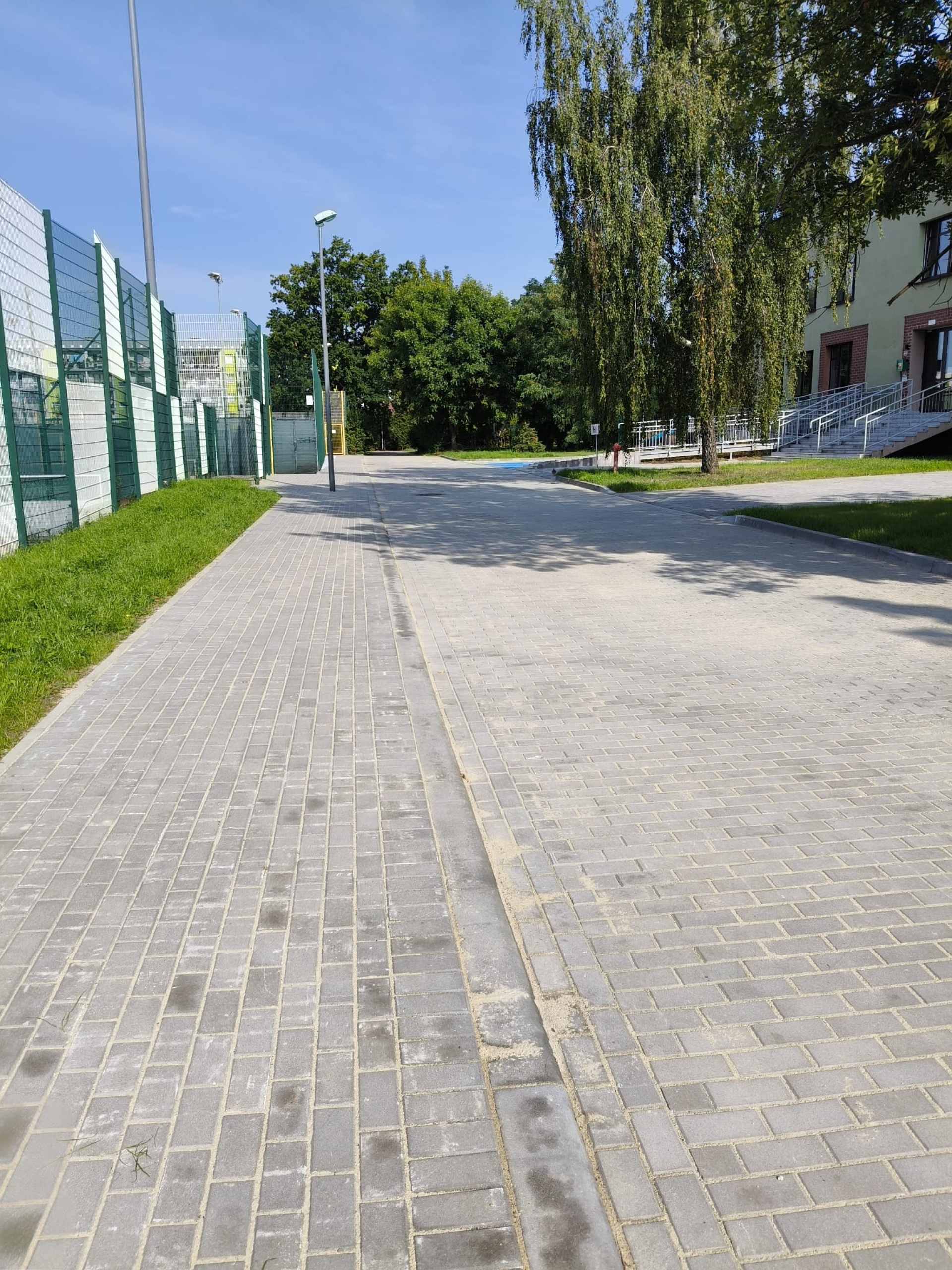 Zdjęcie przedstawaiające wyremontowaną drogę dojazdową wzdłuż Orlika przy ulicy Aleja Lipowa w Knurowie