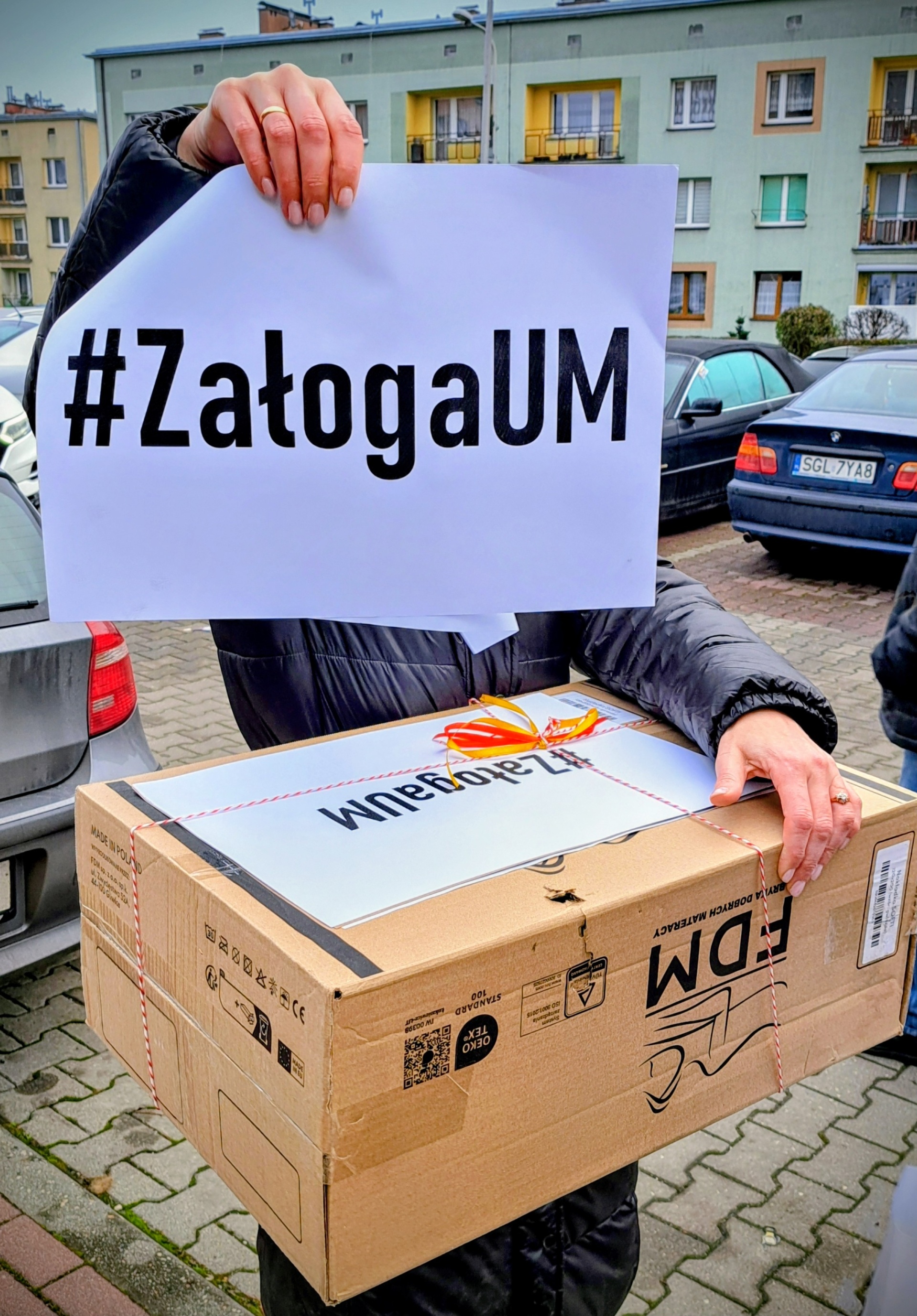 zdjęcie z paczką zdjęcie z paczką