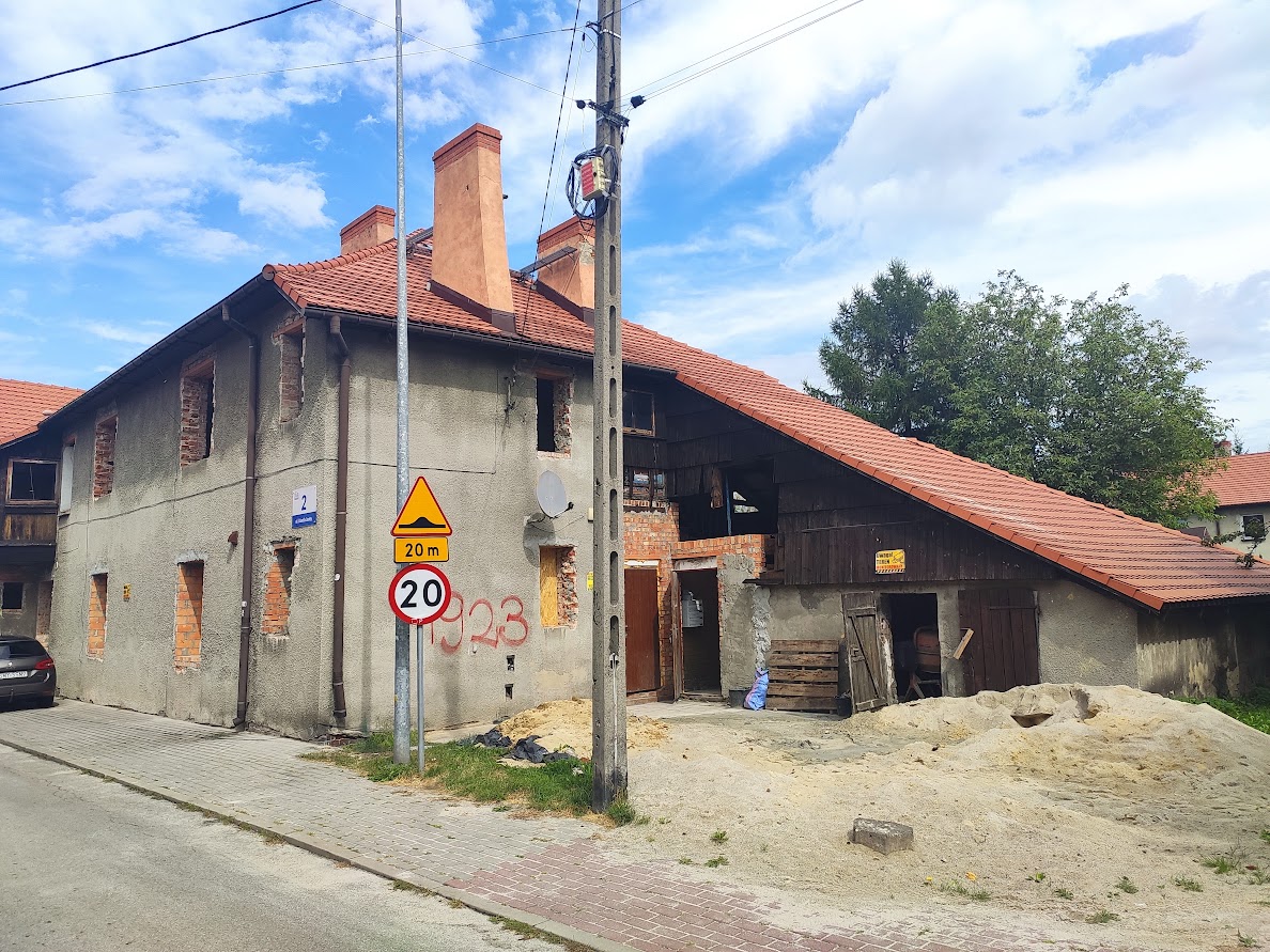 Budynek przy ul.janty 2 w Knurowie podczas remontu