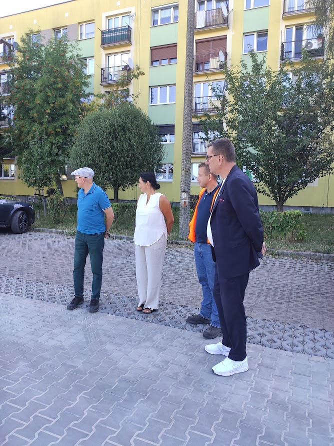 zdjęcie przedstawiające odbiór robót budowlanych, w których uczestniczył między innymi Prezydent Knurowa Tomasz Rzepa