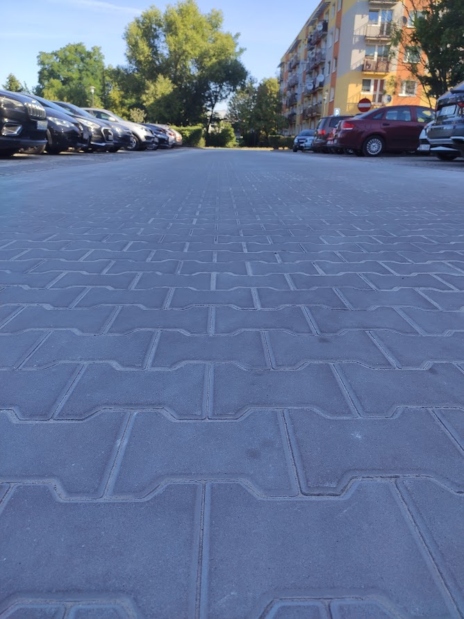 Zdjęcie przedstawiające nową nawierzchnię z kostki betonowej przy ulicy Szarych Szeregów w Knurowie
