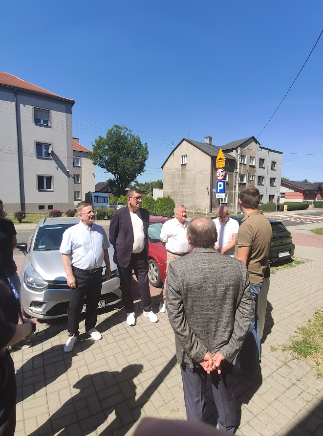 Na przyszłym placu budowy pojawili się Prezydent Knurowa Tomasz Rzepa, Przewodniczący Rady Miasta Knurów Marian Gruszka wraz z radnymi ze Starego Knurowa, przedstawiciele MZGLiA oraz firmy wykonawczej Na przyszłym placu budowy pojawili się Prezydent Knurowa Tomasz Rzepa, Przewodniczący Rady Miasta Knurów Marian Gruszka wraz z radnymi ze Starego Knurowa, przedstawiciele MZGLiA oraz firmy wykonawczej