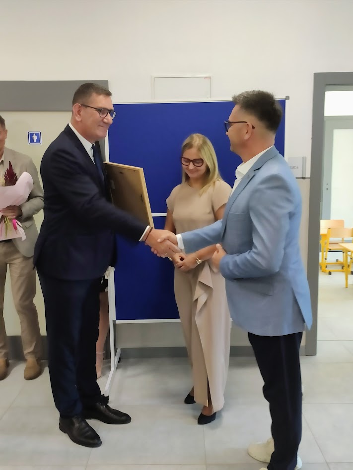 Prezydent Knurowa Tomasz Rzepa składa gratulacje Wice Dyrektorowi  Szkoły 