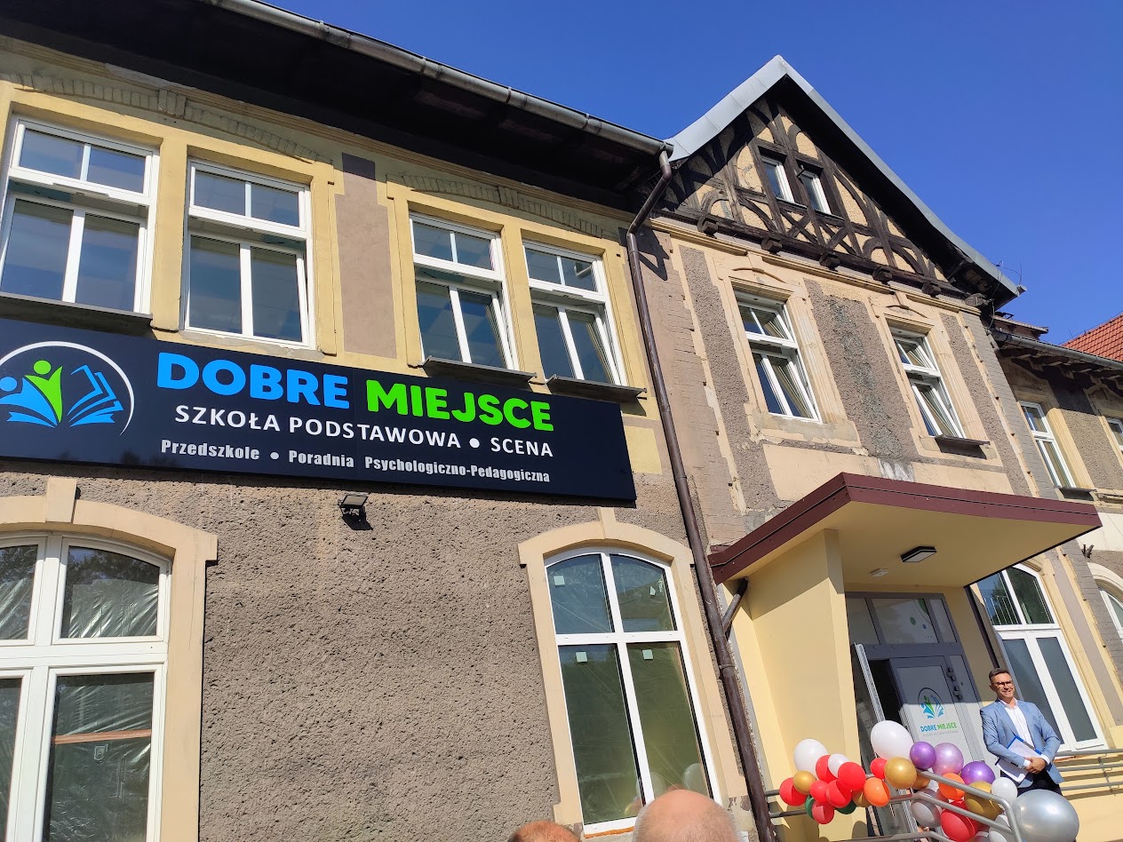 Wejście główne do nowej szkoły