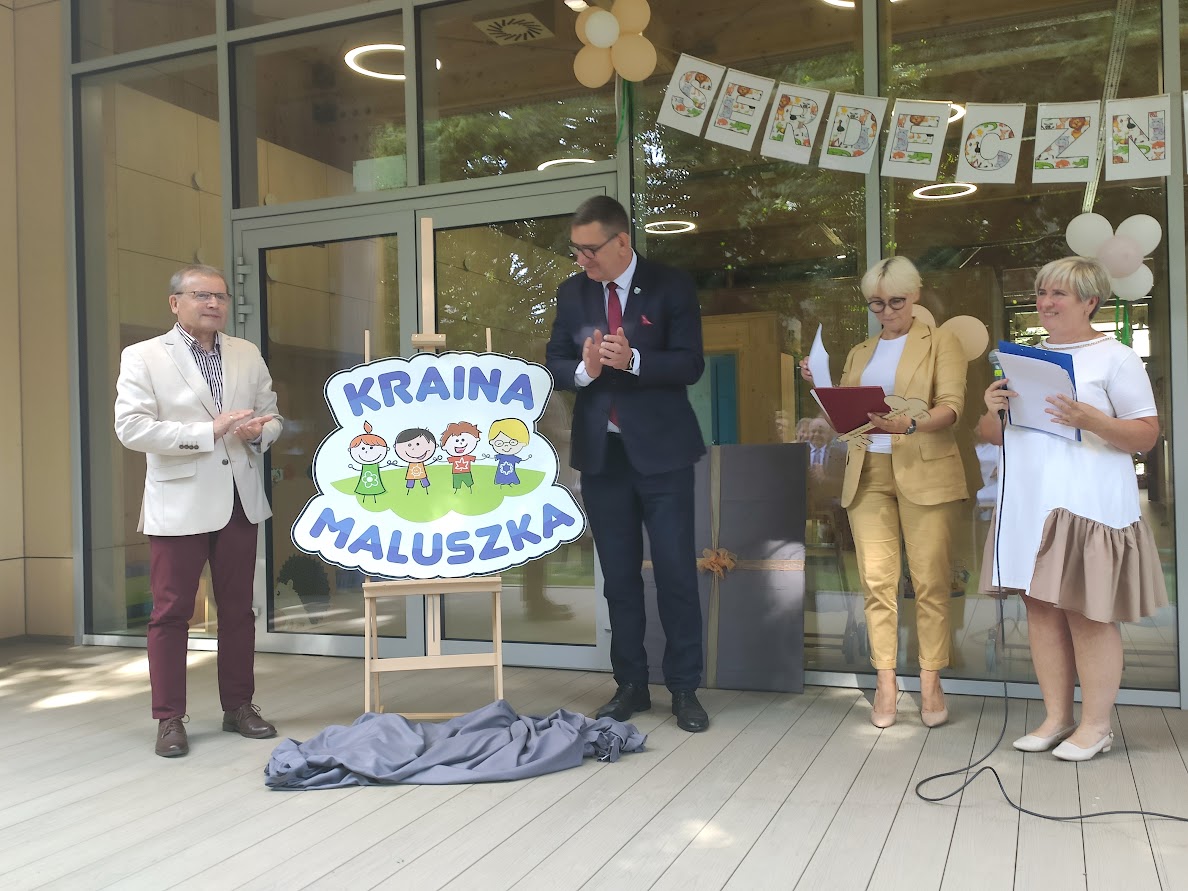 Przewodniczący Rady Miasta Knurów M.Gruszka wraz z Prezydentem Knurowa, Dyrektorka ZSP nr 2 I.Stańczyk, Dyrektorka Żłobka M.Dorabiała przy logo placówki