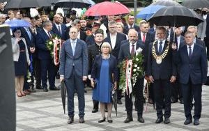 Zarząd Miasta składa kwiaty pod pomnikiem patronki miasta