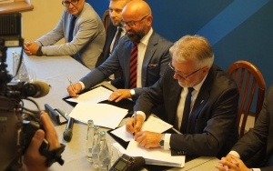 Konferencja prasowa - moment podpisania listu intencyjnego między KSSE a Gminą Knurów