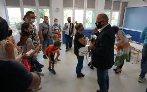 Zastępca Prezydenta Piotr Surówka oprowadza mieszkańców po obiekcie