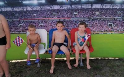 Dzieci pozujące na tle ścianki reklamowej Górnika Zabrze