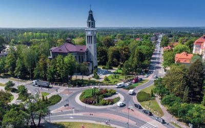 Centrum miasta przy rondzie Jana Pawła II, a w tle kościół pw. Cyryla i Metodego oraz szpital