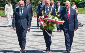 Władze miasta składają kwiaty pod Pomnikiem Św. Barbary - Patronki Miasta