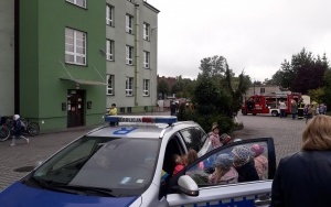 Knurowska Policja zorganizowała cykl spotkań z dziećmi miejskich szkół podstawowych, ucząc zasad bezpiecznego przemieszczania się po drodze. (3)